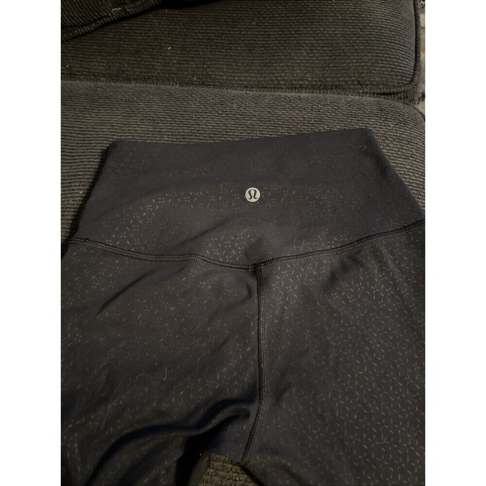 ~LULULEMON~ BLACK EMBOSSED 27” INSEAM LEGGINGS-SIZE 4